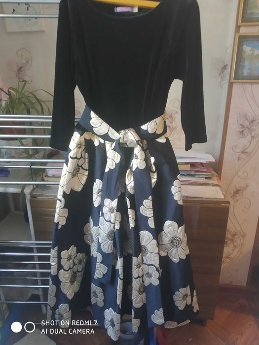 Новое нарядное выходное платье,46-48 размера,длинное