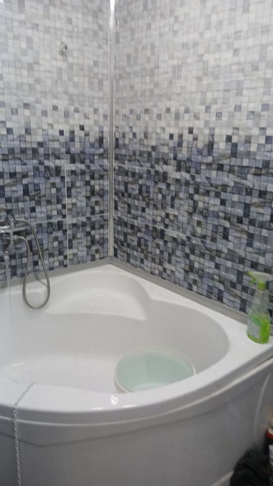 Янгиюль. 2 х ком в 3 х ком. Евро ремонт. 1/2 кирпич не торец. Бал. 2*6