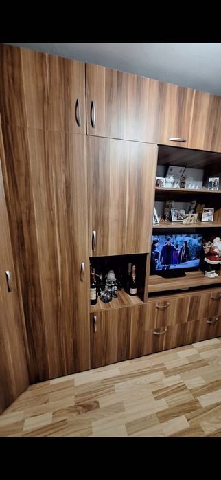 Biblioteca cu spatii de depozitare