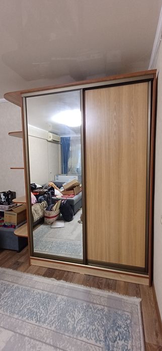Продам шкаф купе с зеркалом
