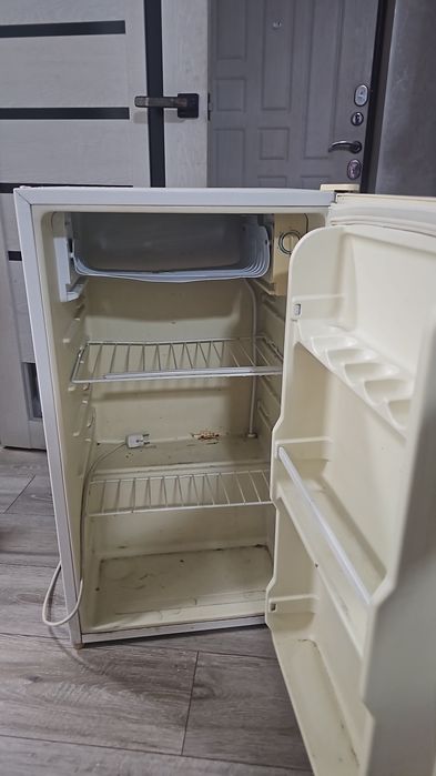 Холодильник с морозильной камерой