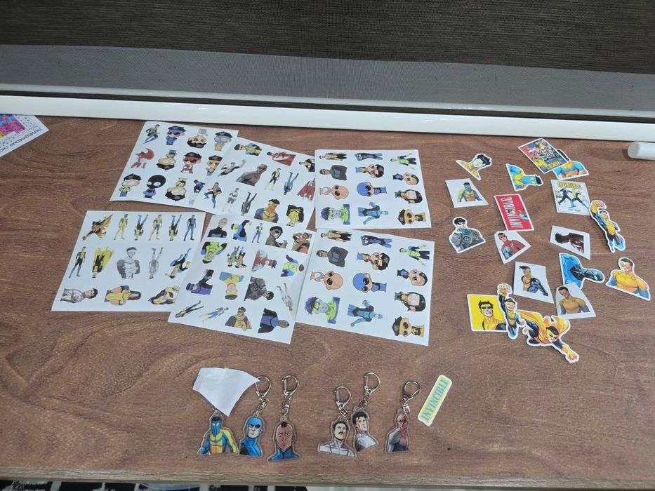 Наклейки и брелки Invincible