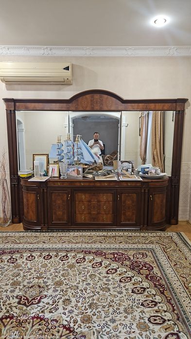 Продам большой комод (сервант) с зеркалом