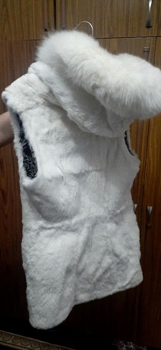 Безрукавка из натурального меха белой лисы