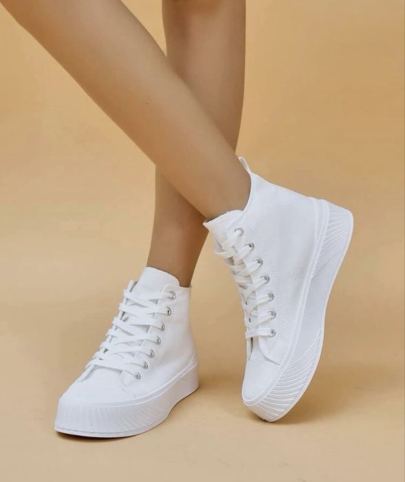 Стилни бели кецове