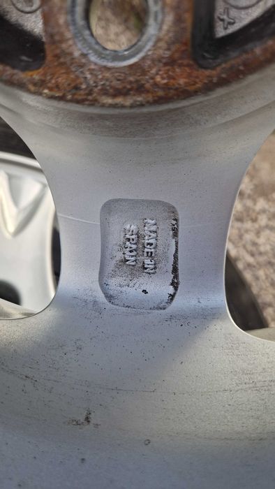 NISSAN Джанти със летни гуми 175/65/15 6J×15  ET40 цо66,1  5×114,3