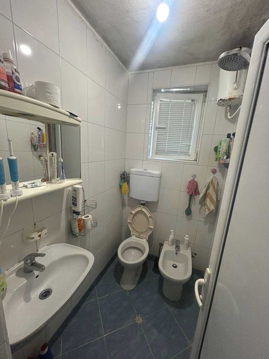 Двуетажна къща с гараж и двор, гр. Попово