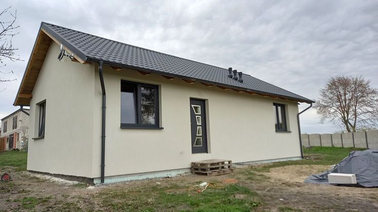 Vand case pe structura metalica din panouri sandwich termoizolante  6.5 x  10m