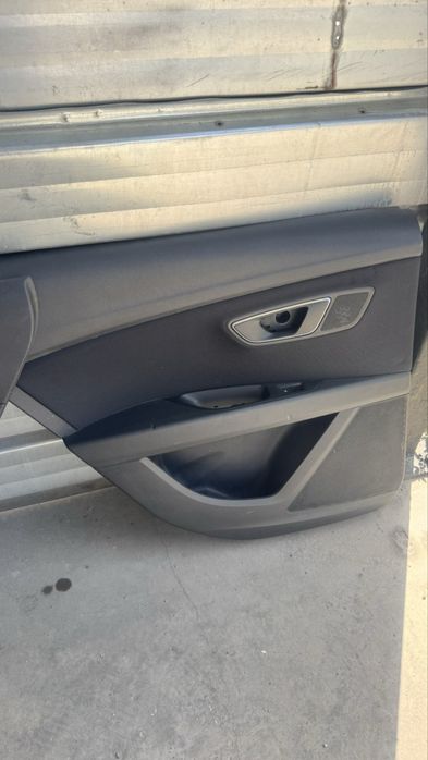 Кори за врати на кола