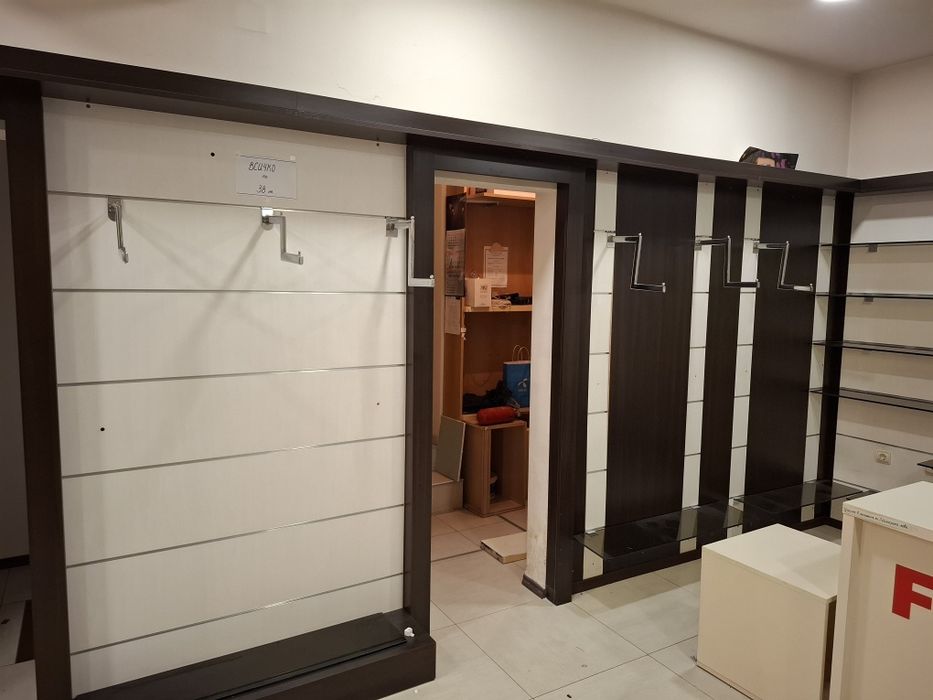 Стелажи, рафтове, магазин за дрехи