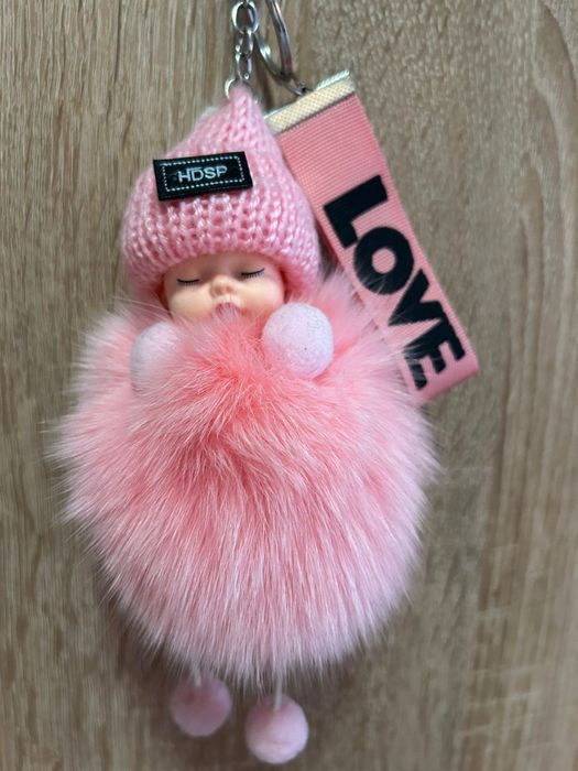 Breloc pufos cu bebeluș