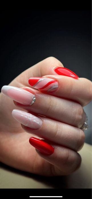 Stilist protezist . Aplic unghii cu gel