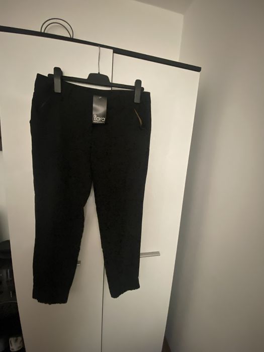 Pantaloni noi cu eticheta