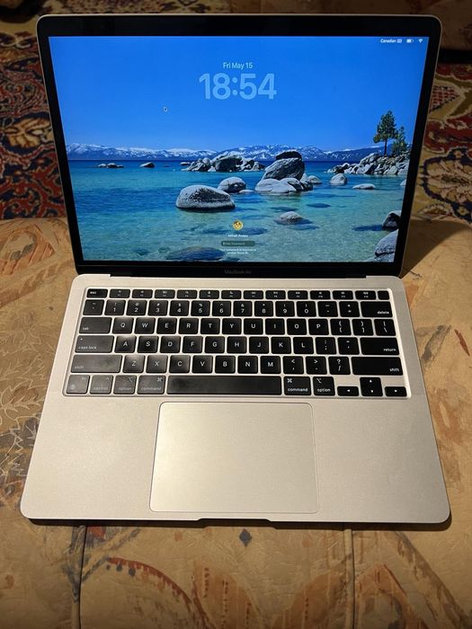 MacBook Air M1 - 256 GB SSD 
8 GB RAM / 8-core GPU. 
Battery Health: 84%. 
Зарядно.

Лаптопът е в много добро състояние, с минимал
