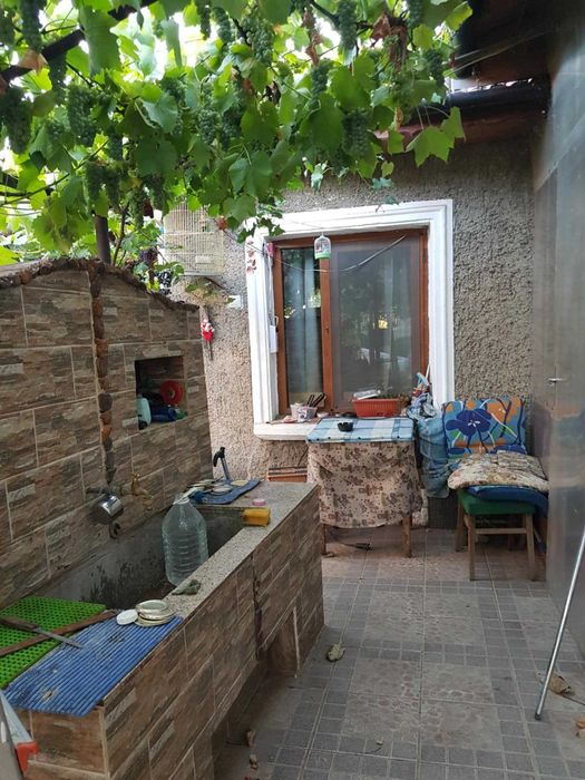 Продавам селска къща с чудесно място за грижи за животни и реколта.