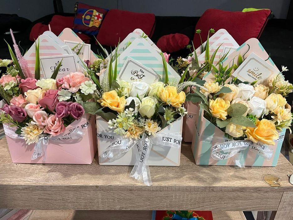 Букети от сапунени рози и изкуствени цветя