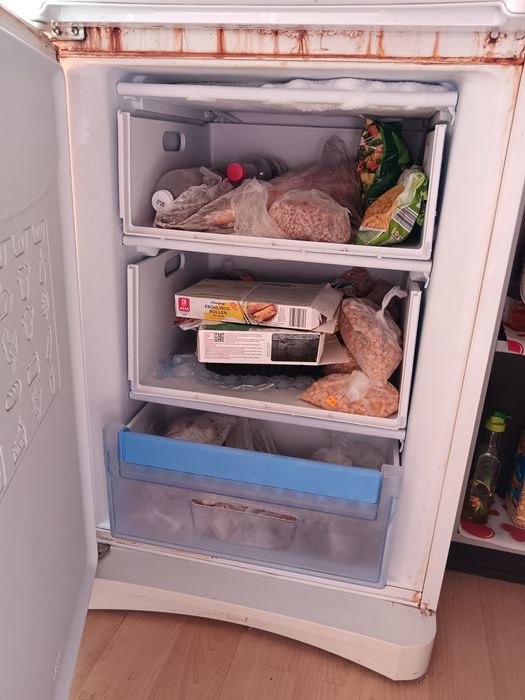 Хладилник с фризер Индезит, работещ само фризера