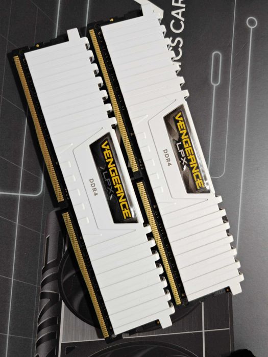 Kit-uri RAM Corsair DDR4 32GB 3200MHz CL16 2X16GB Vengeance LPX