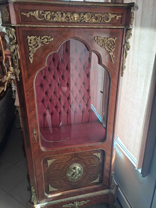 Vitrină cu intarsii în stil Ludovic