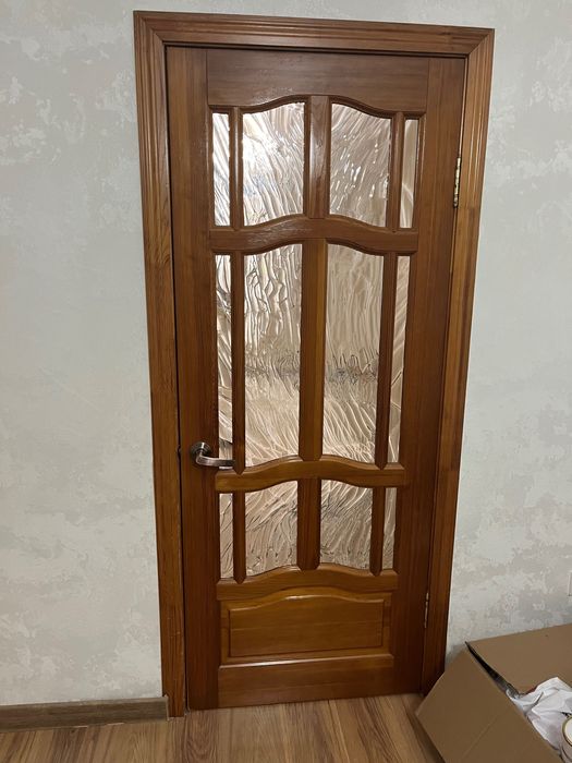 Есік, двери. Түсі қоңыр.