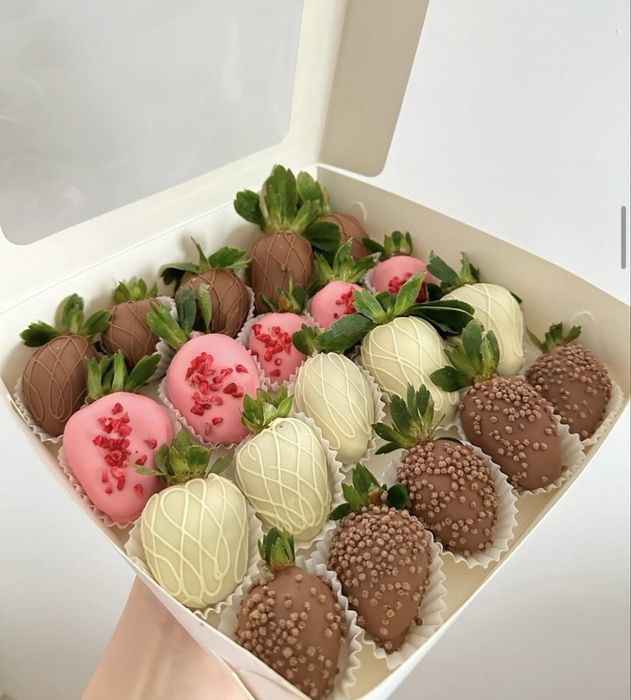 Клубника в шоколаде и тюльпаны