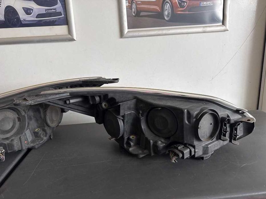 Faruri Ford Focus III far stanga BM51-13W030-SB far dreapta BM51-13W029-DH