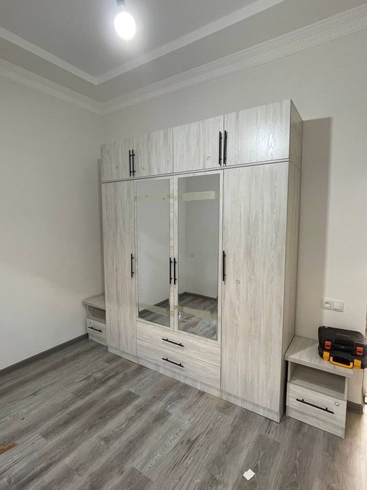 Shkaf sotiladi dastafka ustanovka bepul buladi ichida