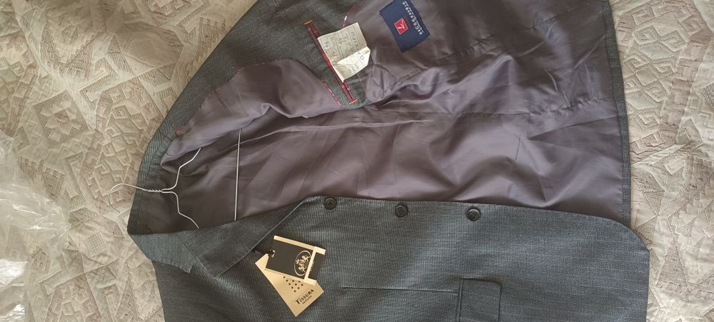 Продам костюм двойку новый