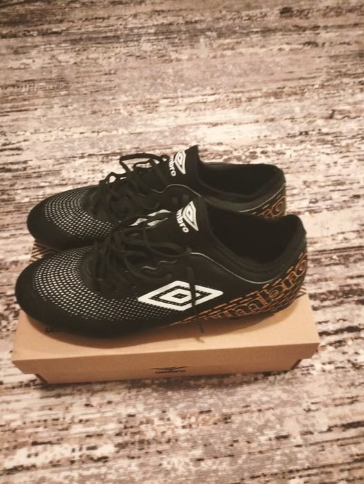 Ghete fotbal umbro va rog cumparatile!