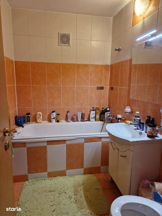 Apartament 3 camere - semidecomandat - zona Soarelui