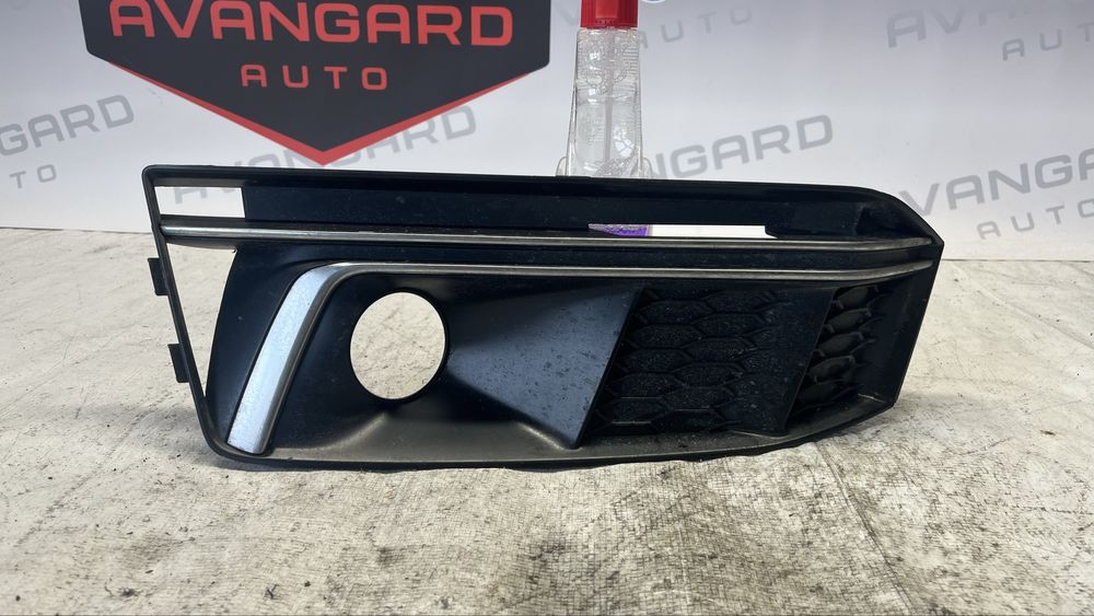 Audi A4 S-Line 15- решетка на десен халоген