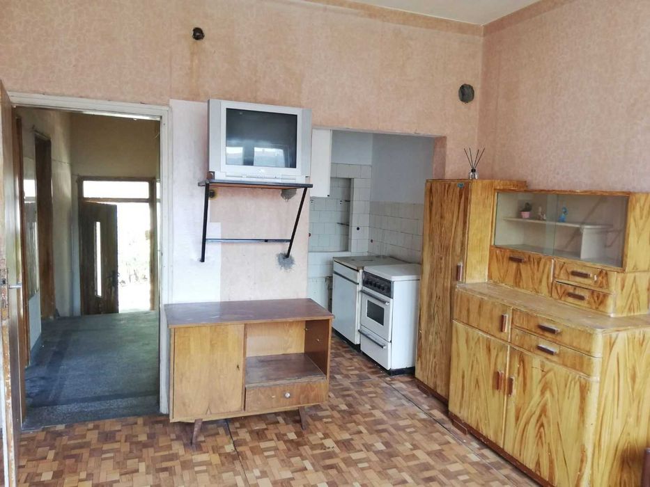 Mонолитна къща близнак в широкия център на гр. Казанлък, под Полицията