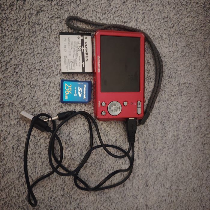 Ретро дигитална камера Olympus D-700 (12MP) - Y2K Vintage Digicam