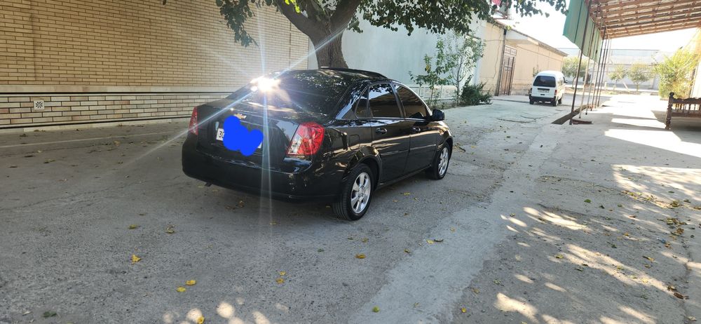 Jentra qora turgan moshina