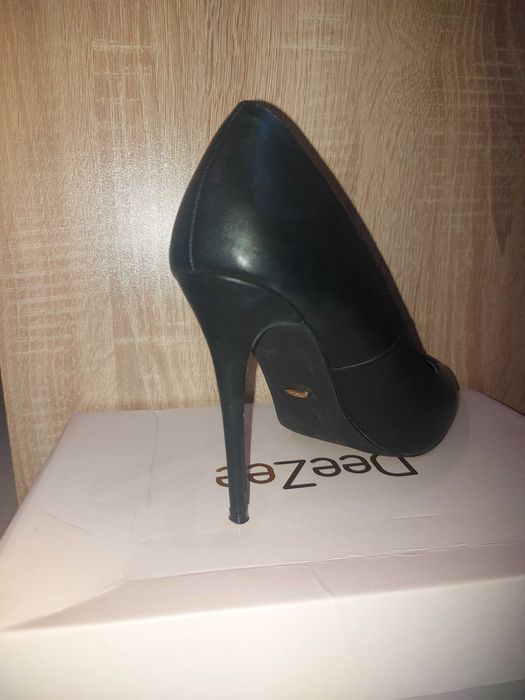 Обувки на ток DeeZee