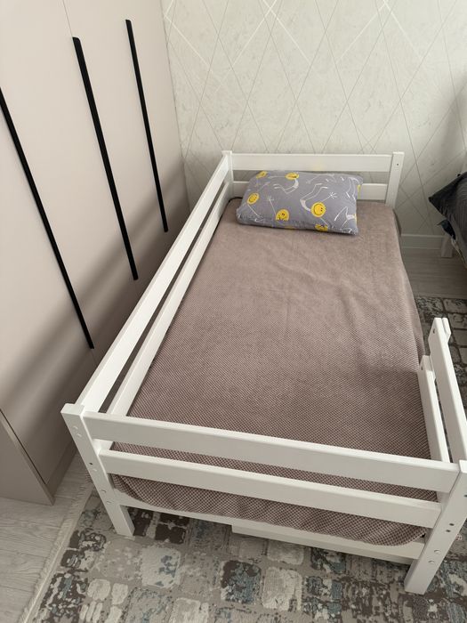 Продам детскую кровать с матрасом