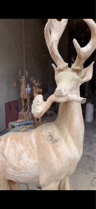 Дървена скулптура на елен