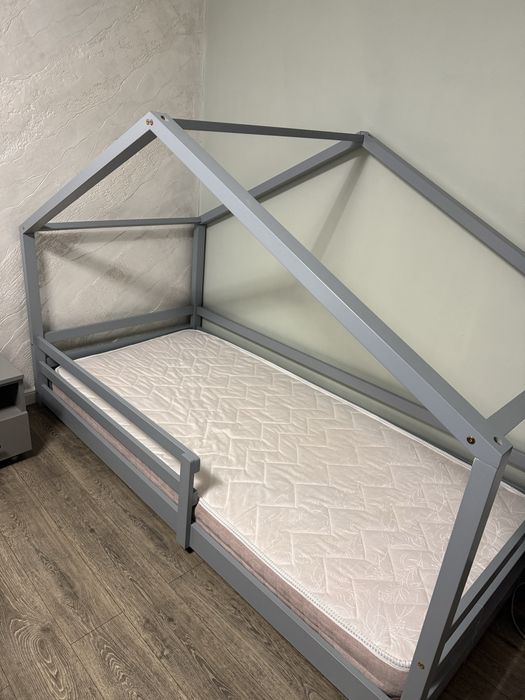 Pat copii design casuta Selena, en.casa, 205 x 97 x 136 cm, lemn de brad, gri deschis mat lacuit plus saltea