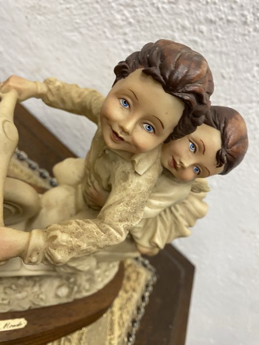 Винтидж статуетка деца на Vespa Италия 1970