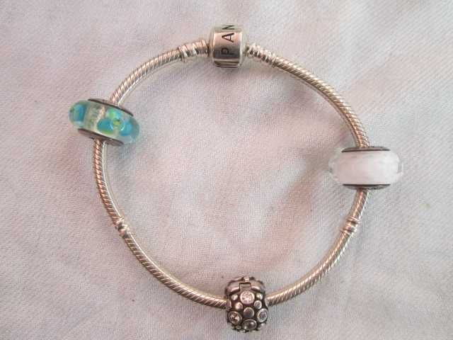 PANDORA оригинална сребърна гривна с 4 броя талисмани в кутийка.