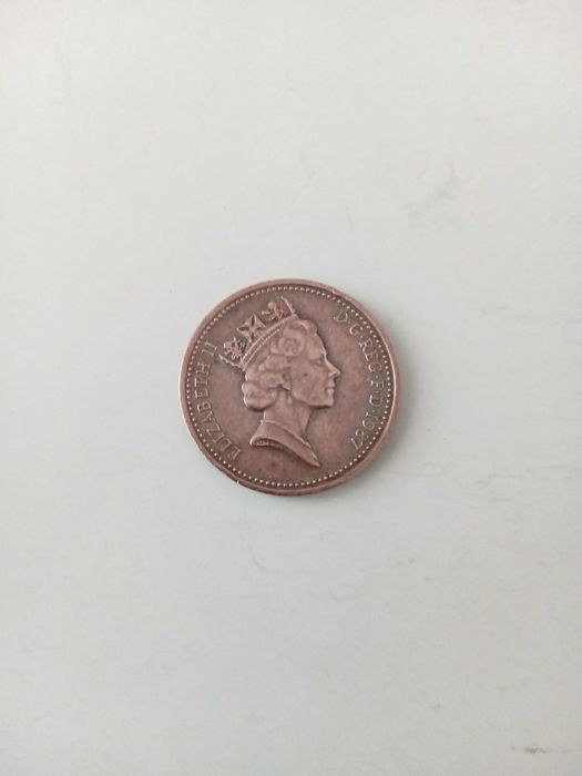 Колекционерски значки,ордени, монета от 1 английско пени.