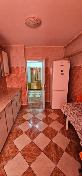 Inchiriez apartament cu doua camere decomandate Micro 21,etaj 2/4,mobilat si utilat
