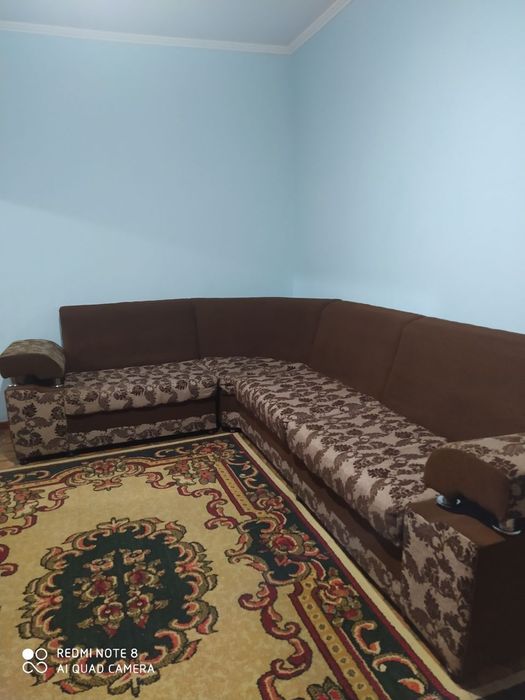 Продается удобный диван с уникальными декоративными подушками