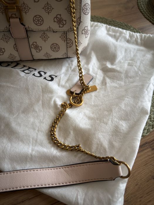 Кожена чанта на GUESS