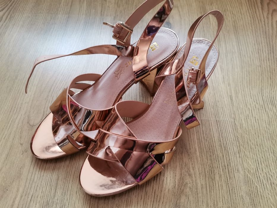 Златни сандали на ток