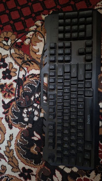 Комплект: монитор, кейс от ПК и клавиатуры