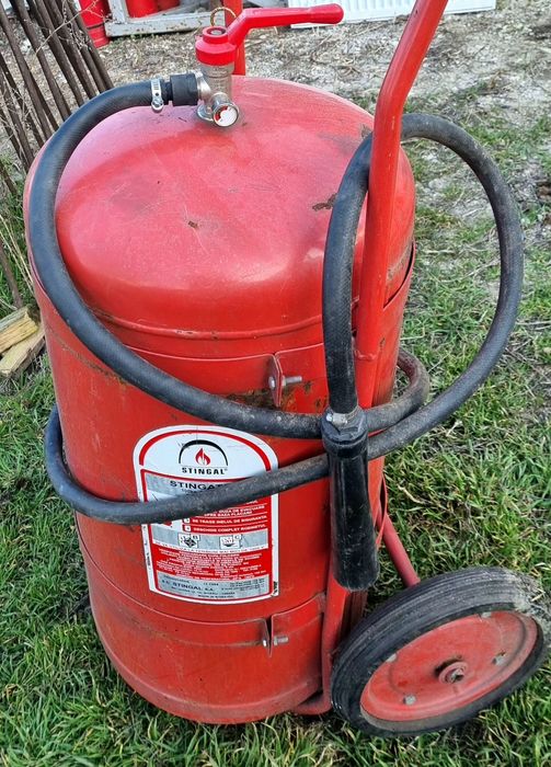Vând stingător/extinctor de incendiu P100 cu pulbere funcțional!