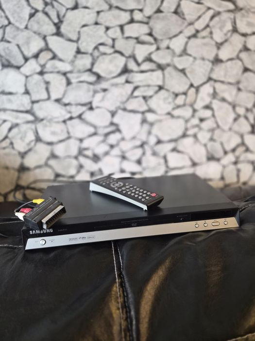 DVD Плейър Samsung + 18 DVD филма и детски анимации – комплект