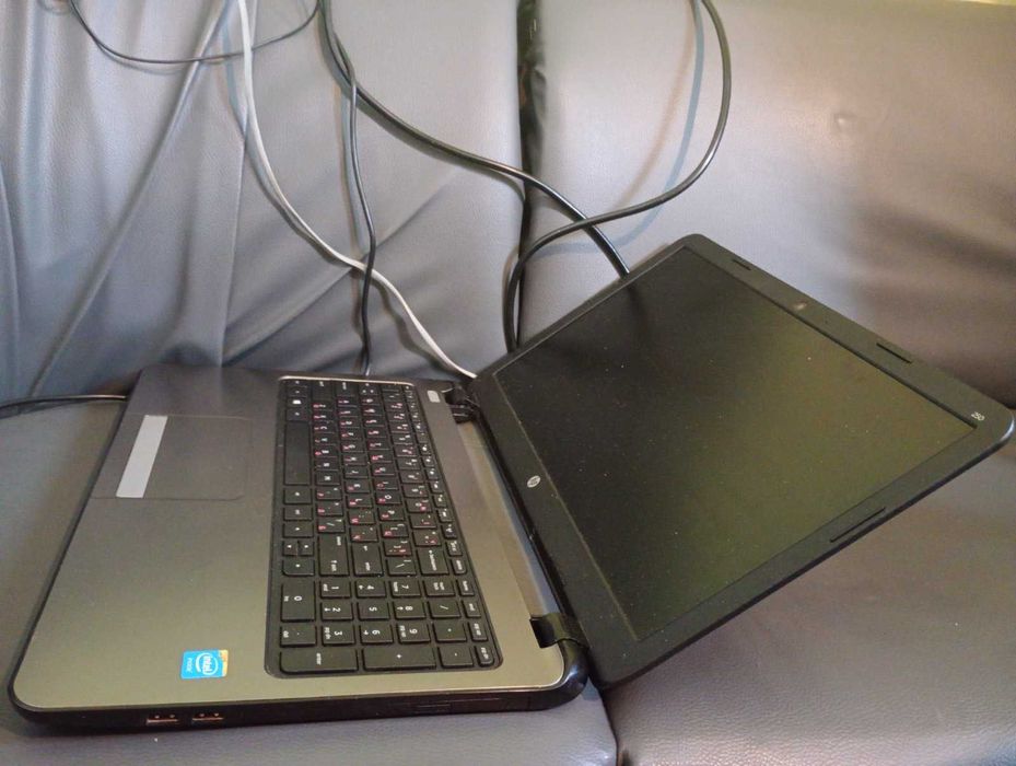 Лаптоп HP с SSD, 15 инчов, работи + подарък нова мишка