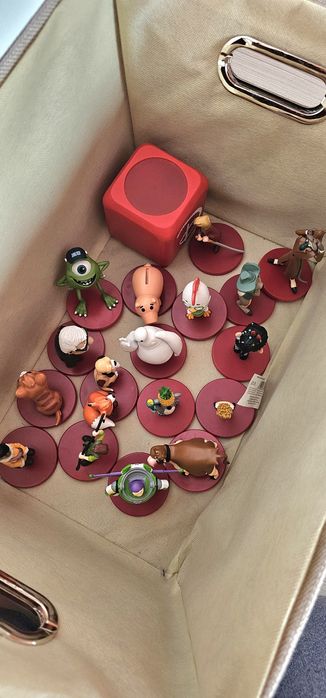 16 книжки на Дисни с фигурки + колонка